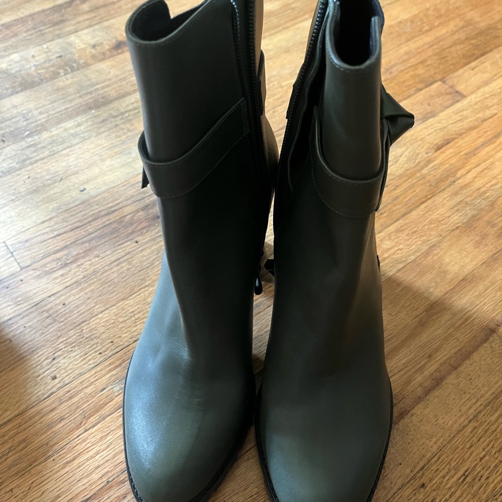 Alexandre Birman Clarita Chelsea Heeled Boots with Chunky Heel - Picture 4 of 10